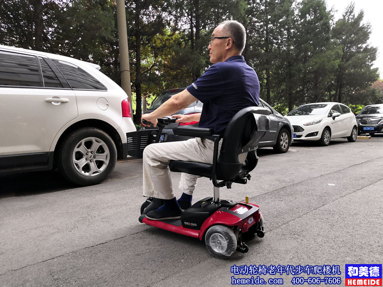 张滌华试驾三轮款Pride智能老年人电动代步车