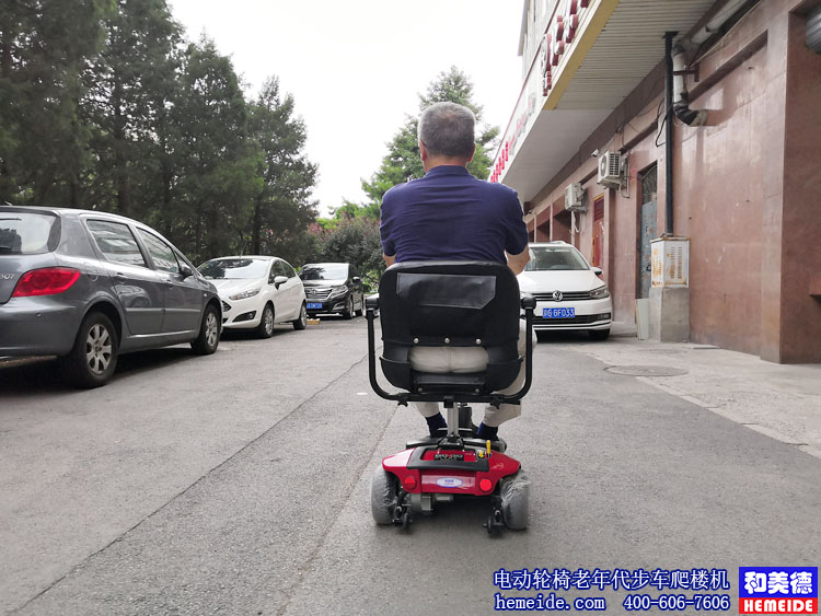 张滌华试驾三轮款Pride智能老年人电动代步车