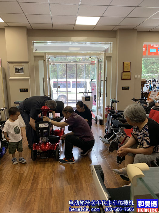 端午佳节 和美德北京线下实体店内依然一片忙碌