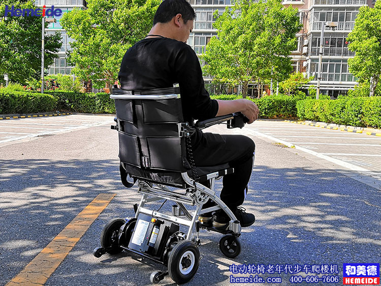 推荐一款源自日本设计的方便老年人出行的折叠型电动轮椅