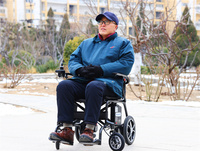 英洛华N5909碳纤维超轻电动轮椅 老年人电动轮椅车折叠便携上飞机